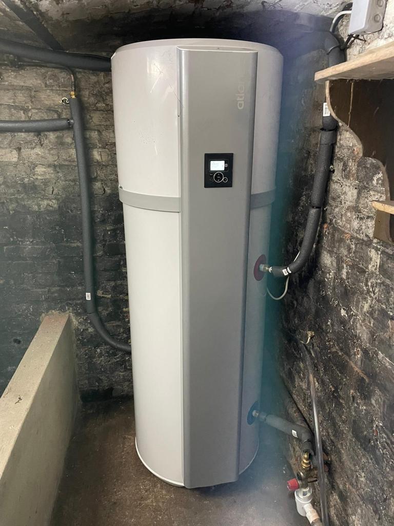 Chauffe-eau thermodynamique installé dans le garage d'une villa à Montauroux
