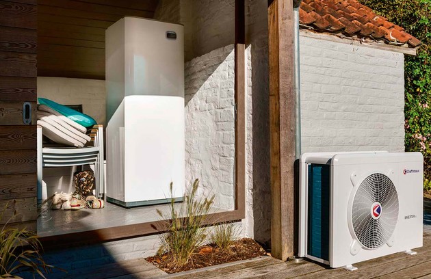 Pompe à chaleur air/eau installée à Montauroux : unité extérieure et module intérieur dans une villa